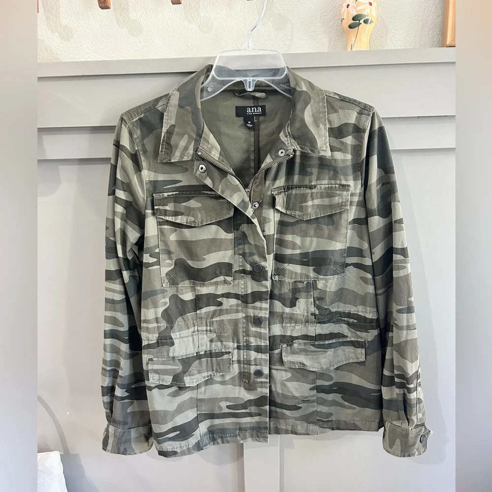 a.n.a. camouflage jacket with zipper and snap front closure